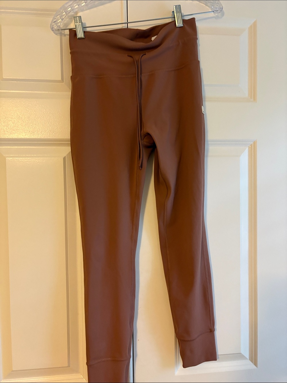 Vuori women’s every day leggings in rust